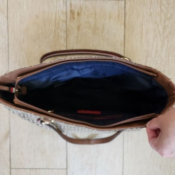 Tommy Hilfiger Monogram Chain Strap Tote Beige - Picture 13 of 13